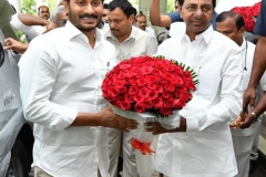 Telangana-CM-KCR-welcome-to-AP-CM-Jahan-@Pragathi-Bhavan-1