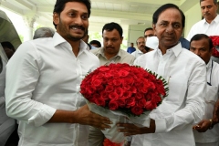 Telangana-CM-KCR-welcome-to-AP-CM-Jahan-@Pragathi-Bhavan-2