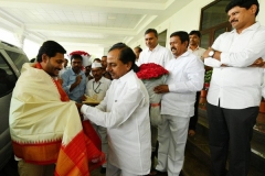 Telangana-CM-KCR-welcome-to-AP-CM-Jahan-@Pragathi-Bhavan-3