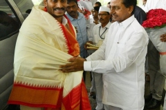 Telangana-CM-KCR-welcome-to-AP-CM-Jahan-@Pragathi-Bhavan-4