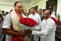 Telangana-CM-KCR-welcome-to-AP-CM-Jahan-@Pragathi-Bhavan-6