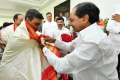 Telangana-CM-KCR-welcome-to-AP-CM-Jahan-@Pragathi-Bhavan-7