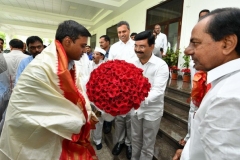 Telangana-CM-KCR-welcome-to-AP-CM-Jahan-@Pragathi-Bhavan-8