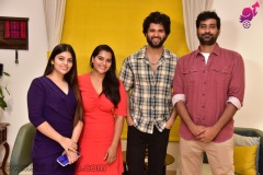 Vijay-Deverakonda-Wishes-to-Masooda-Team-3