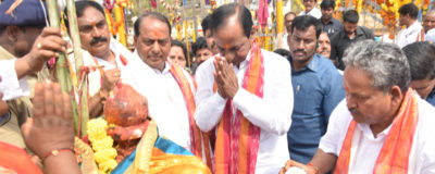 CM KCR went to Medaram to Visit Sammakka and Saaralamma.