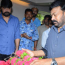 Chiranjeevi pay homage to Srikanth's father Parameswararao