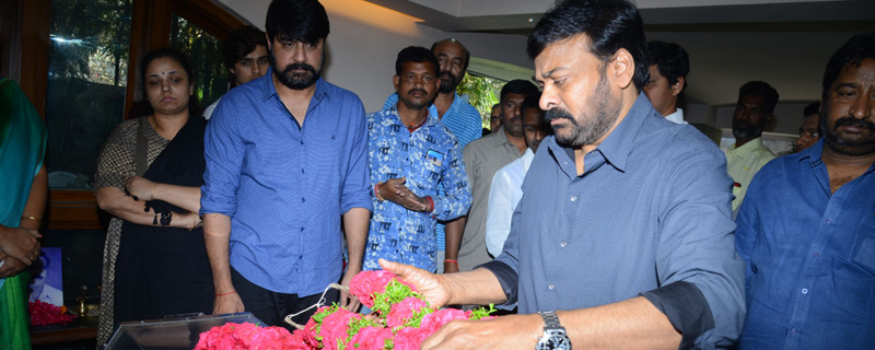 Chiranjeevi pay homage to Srikanth's father Parameswararao