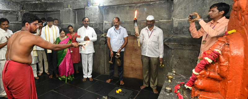 KCR and his family Kolhapur on Shri Ambabai Mahalakshmi Amma Tempul